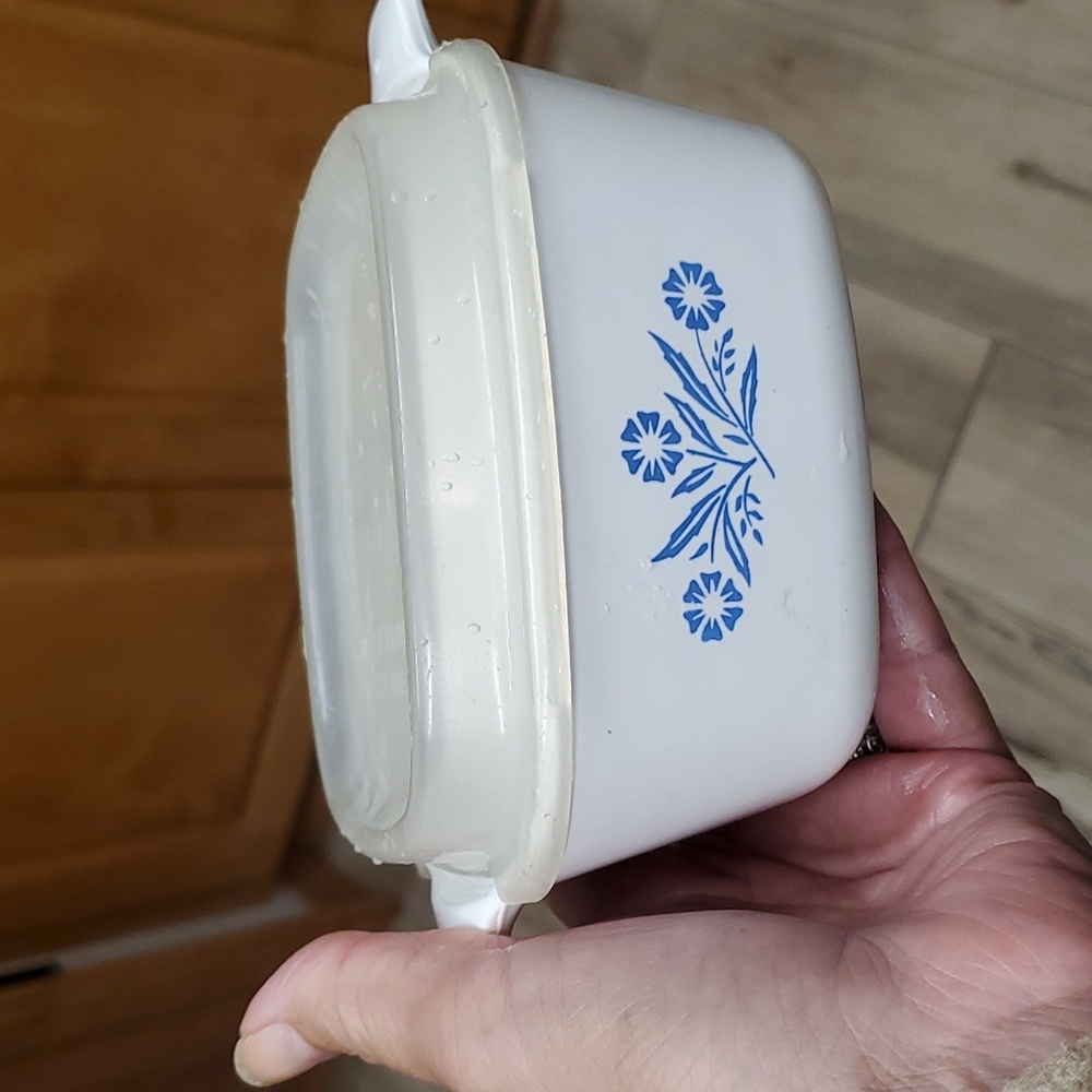 Corning Ware Casserole Dish with Plastic Lid. 22 oz.